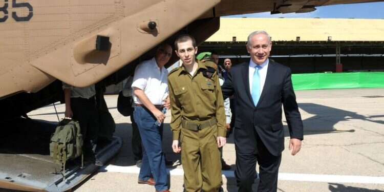 גלעד שליט בעת חזרתו לישראל לצד רה גלעד שליט בעת חזרתו לישראל לצד רה"מ נתניהו. צילום: אבי אוחיון, לע''מ