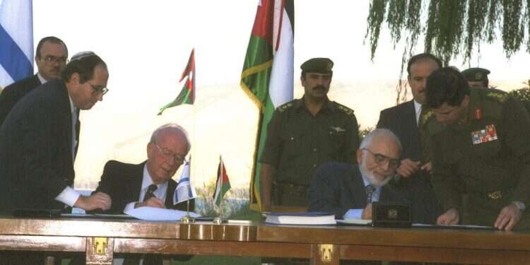 רבין וחוסיין בעת חתימת הסכם השלום. צילום: סער יעקב, לע צילום: סער יעקב, לע"מ