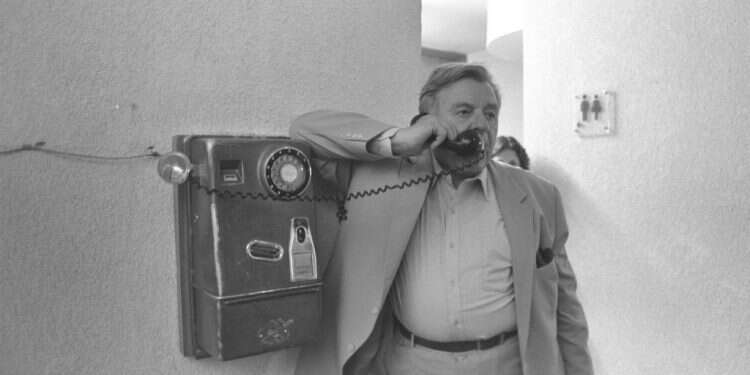 טדי קולק משוחח בטלפון בירושלים, 1985. צילום: נתי הרניק, לע צילום: נתי הרניק, לע"מ