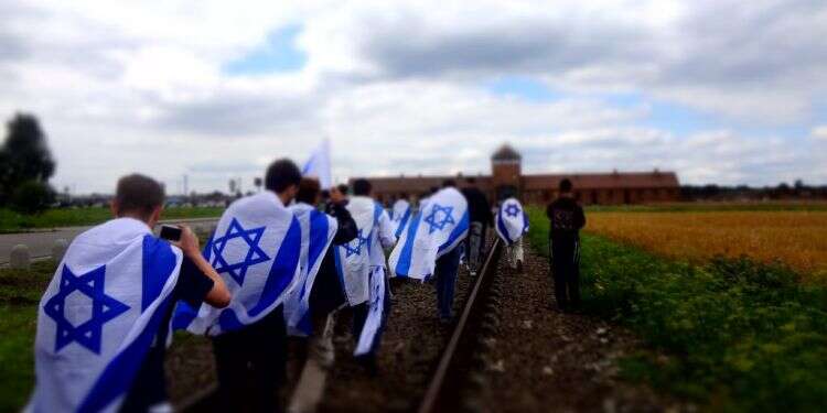 תלמידים במסע לפולין. צילום: ג'וני ליפצר צילום: ג'וני ליפצר