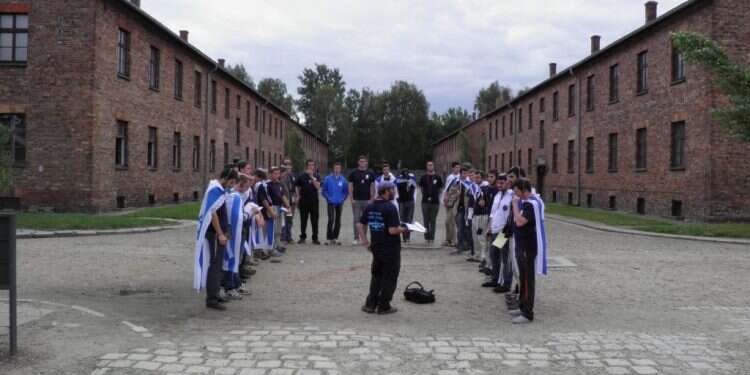 הרב רפי אוסטרוף מדריך מסע לפולין. צילום: ג'וני ליפצר צילום: ג'וני ליפצר