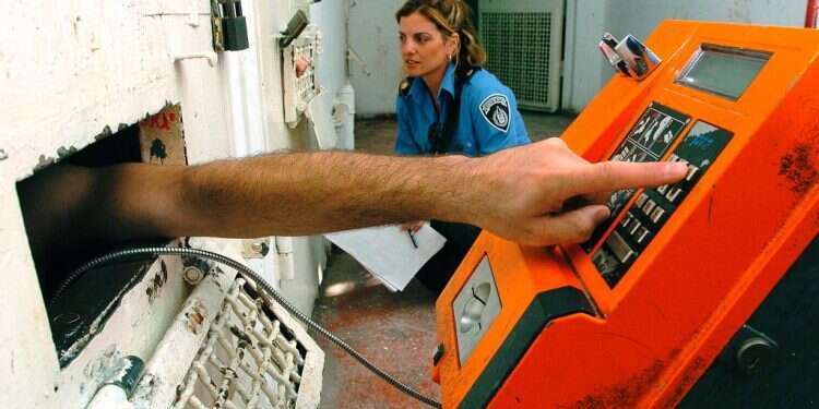 אסיר בבידוד בכלא איילון. צילום: נתי שוחט, פלאש 90 צילום: נתי שוחט, פלאש 90