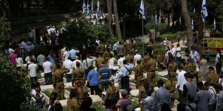 ישראל מתייחדת עם זכרם של חללי צה צילום: הלל מאיר, TPS