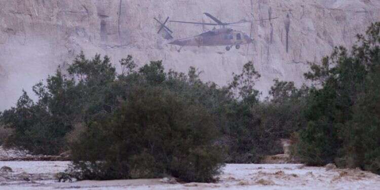 כוחות ההצלה בנחל צפית. צילום: מאור קינסבורסקי פלאש90 צילום: מאור קינסבורסקי פלאש90