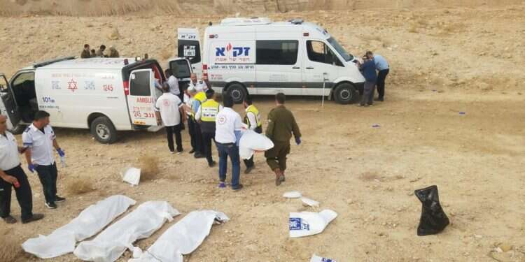 גופות הנערים מפונות על ידי זק''א. צילום: זק''א צילום: זק"א