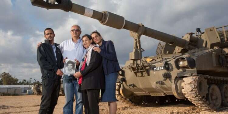 משפחת והב עם תמונתו של עשהאל. צילום: יוסי אלוני צילום: יוסי אלוני