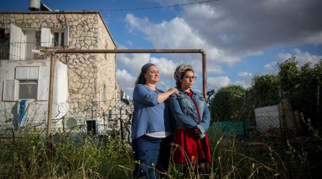 איריס גיספן וביתה עדי גאלדור. צילום: מרים אלסטר, פלאש 90 צילום: מרים אלסטר, פלאש 90