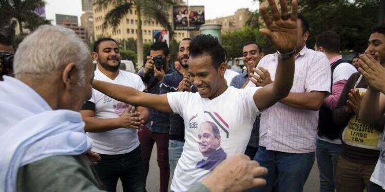 אזרחים מצרים חוגגים. צילום: AP צילום: AP