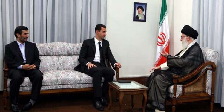 חמינאי בפגישה עם אסד. צילום: EPA צילום: EPA