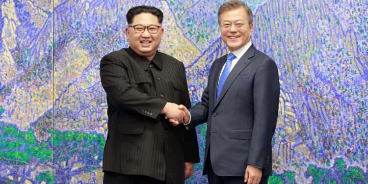 מנהיג צפון קוריאה קים ג'ונג-און ונשיא דרום קוריאה מון ג'יאה-אין. צילום: AFP מנהיג צפון קוריאה קים ג'ונג-און ונשיא דרום קוריאה מון ג'יאה-אין. צילום: AFP