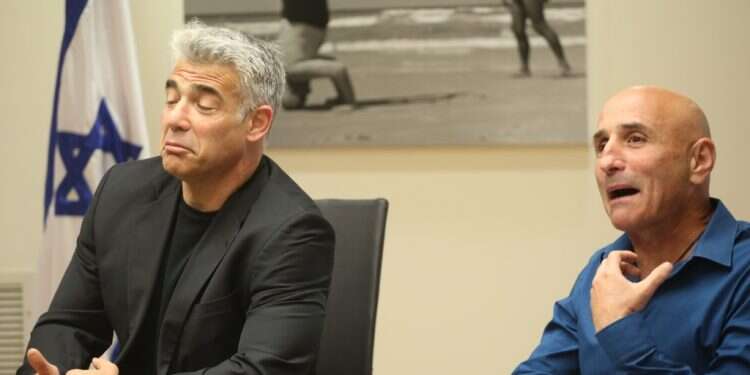 יאיר לפיד ועופר שלח. צילום: מרים צחי צילום: מרים צחי