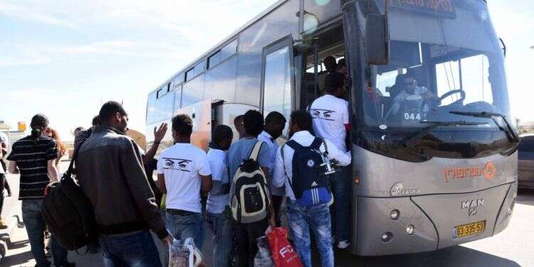 מסתננים עוזבים את מתקן חולות. צילום: דודו גרינשפן צילום: דודו גרינשפן