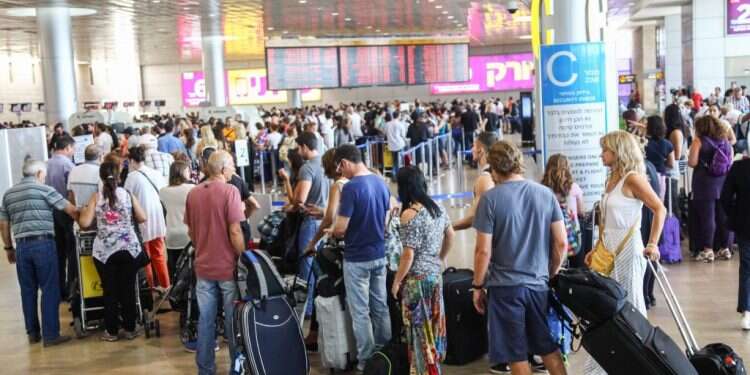 עומס בנתב''ג. צילום: אבישג שאר ישוב צילום: אבישג שאר ישוב