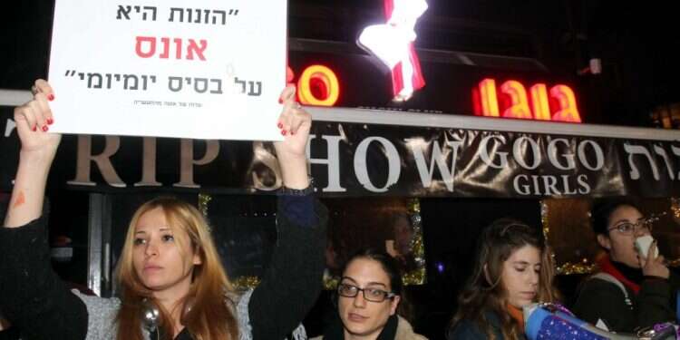 הפגנה נגד זנות בתל אביב. צילום: אמיר מאירי צילום: אמיר מאירי