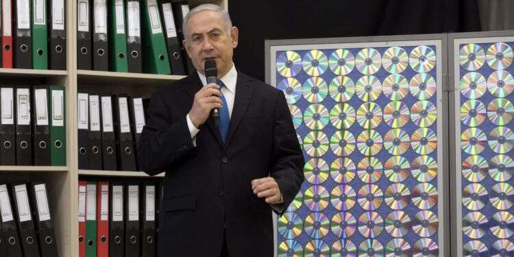 אחרי שממנפים סיפור למהלך מדיני, מעבירים לקולנוע. ראש הממשלה חושף את הארכיון האיראני. צילום: EPA צילום: EPA