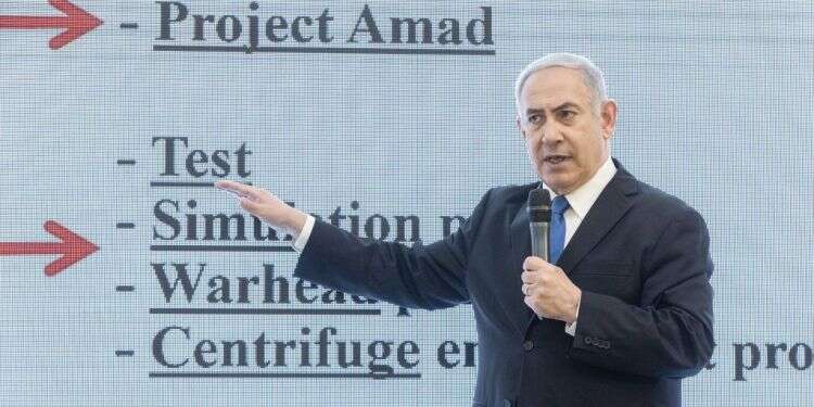 בנימין נתניהו מציג את ארכיון הגרעין של איראן. צילום: EPA צילום: EPA