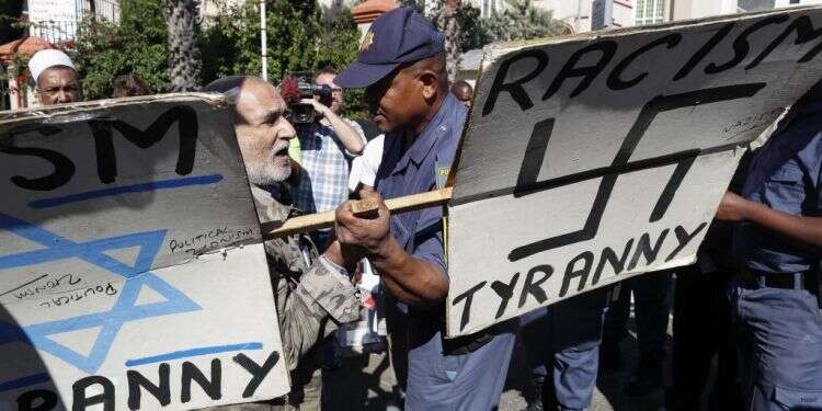 צלבי קרס בהפגנה נגד ישראל בדרום אפריקה. אילוסטרציה. צילום: EPA צילום: EPA