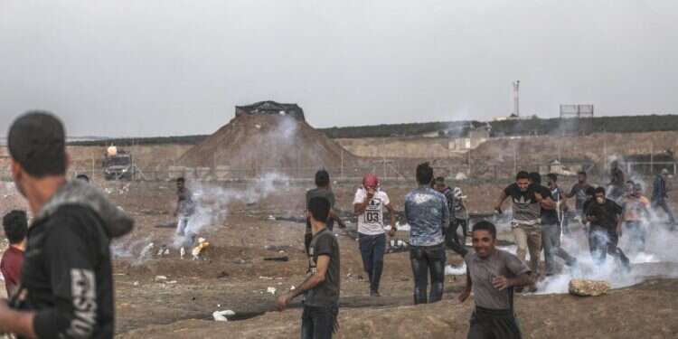 התפרעויות בגבול רצועת עזה. צילום: EPA