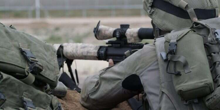 צלף בעמדתו בגבול הרצועה. צילום: דו צילום: דו"צ