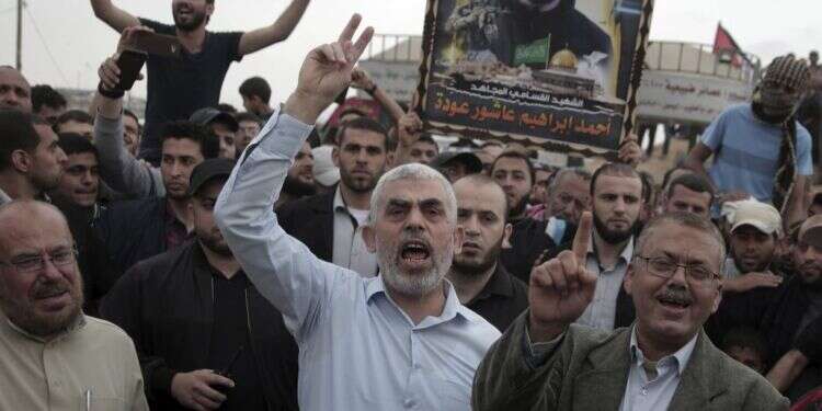 מנהיג חמאס יחיא סנוואר בגבול רצועת עזה. צילום: AP