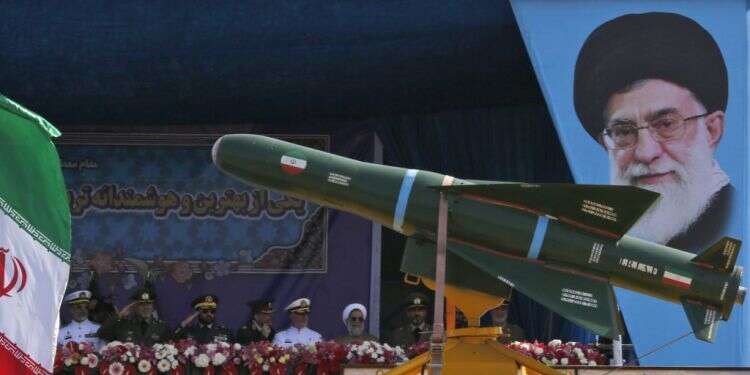 מצעד צבאי בטהרן. צילום: AFP