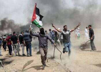 פלסטינים מפגינים בגבול רצועת עזה. צילום: AFP