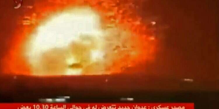 התקיפה בסוריה השבוע כפי ששודרה בערוץ טלוויזיה מקומי. צילום: AFP צילום: AFP