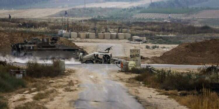 מתפרעים וכוחות צה צילום: AFP