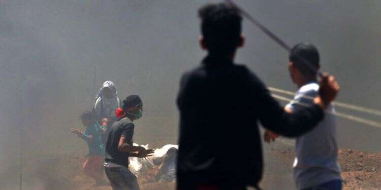 ילדים בהפגנות מול גדר הגבול עם עזה. צילום: AFP צילום: AFP