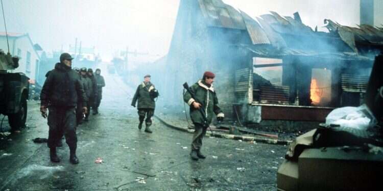 שבויי מלמחמה ארגנטינאים בפוקלנד, 1982. צילום: AP צילום: AP