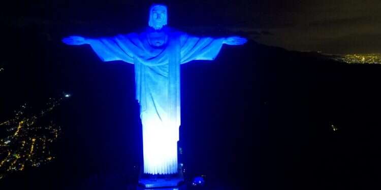 פסל הקורקובדו הואר בצבעי דגל ישראל. צילום: Udo Kurt צילום: Udo Kurt