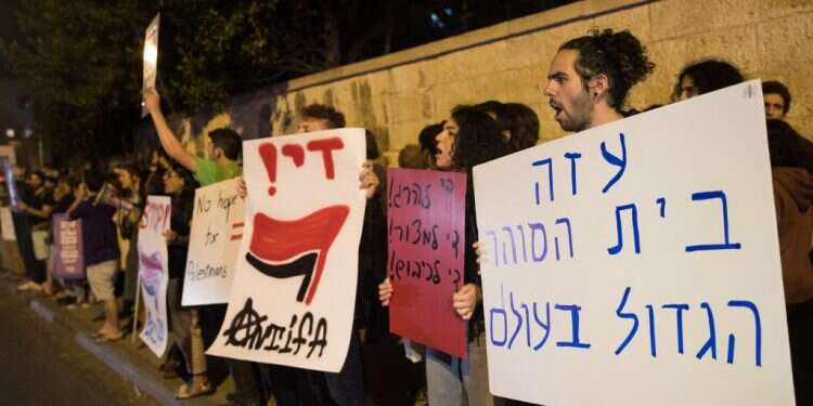 הפגנת פעילי שמאל בעקבות אירועי ההסתערות על הגדר ברצועת עזה. צילום: יונתן זינדל, פלאש 90 צילום: יונתן זינדל, פלאש 90