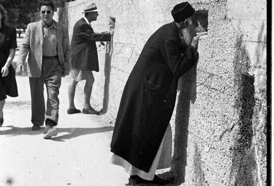 יהודים צופים לעבר העיר העתיקה, 1948. צילום: אדי הירשביין, באוספי ביתמונה צילום: אדי הירשביין, באוספי ביתמונה