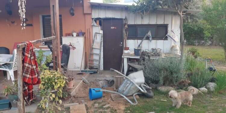 רקטה שנורתה על בית ביישובי הדרום. צילום: דוברות אשכול