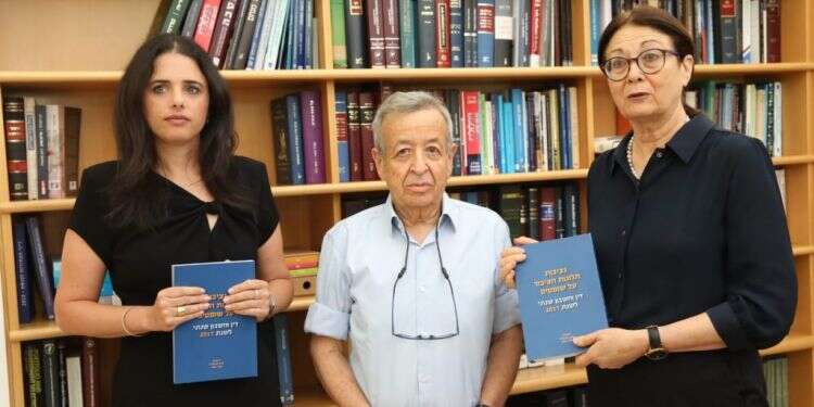 נשיאת העליון מרים נאור, נציב תלונות השופטים השופט בדימוס אליעזר ריבלין ושרת המשפטים איילת שקד בעת הגשת הדוח. צילום: דוברות הרשות השופטת/יוסי זמיר צילום: דוברות הרשות השופטת/יוסי זמיר