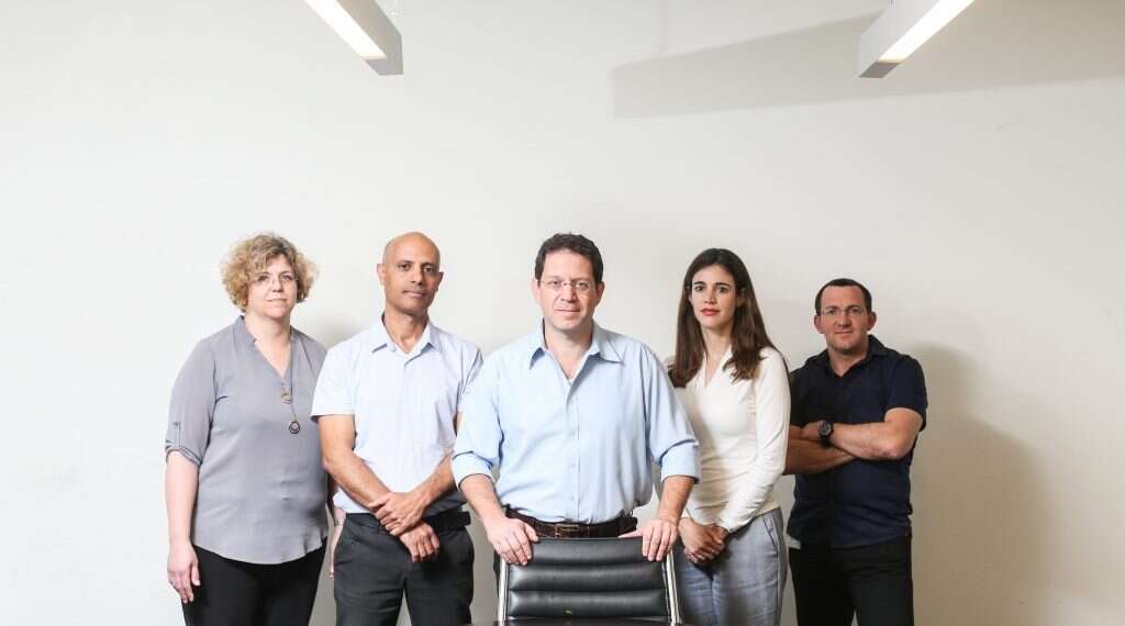 אנשי היחידה לאכיפה אזרחית בפרקליטות. צילום: אבישג שאר-ישוב צילום: אבישג שאר-ישוב