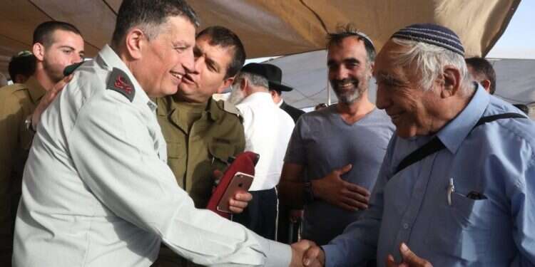 האלוף מרדכי ובני משפחת זר מהשומרון בטקס הפרידה. צילום: מרים צחי צילום: מרים צחי