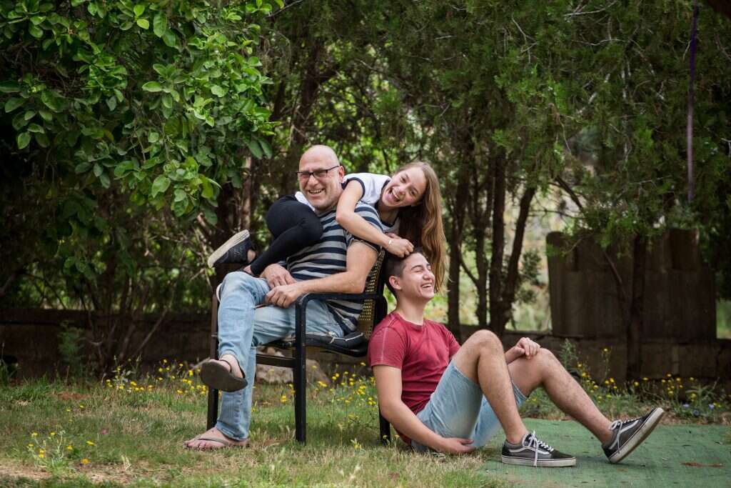 צחי גראד והילדים. צילום: אבישג שאר-ישוב