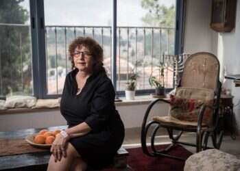 נרקיסיסטית נסתרת: המשוררת הירושלמית שלא חוששת להישכח