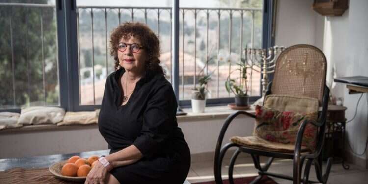 לחלץ את הדברים מתוך הסתמיות. אסתר אטינגר. צילום: הדס פרוש -פלאש 90 נרקיסיסטית נסתרת: המשוררת הירושלמית שלא חוששת להישכח