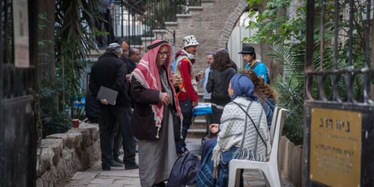 השייח' אבו אל־אהווה בפתח בית הרב קוק בירושלים. צילום: יונתן זינדל, פלאש 90 צילום: יונתן זינדל, פלאש 90