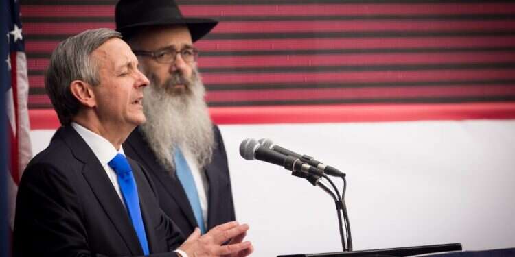 מברך את האומה שבירכה את העולם. הכומר רוברט ג'פרס בטקס חנוכת השגרירות האמריקנית. צילום: יונתן זינדל, פלאש 90 צילום: יונתן זינדל, פלאש 90