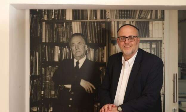 הרב יוסף סאקס בבית עגנון. צילום: מרים צחי צילום: מרים צחי