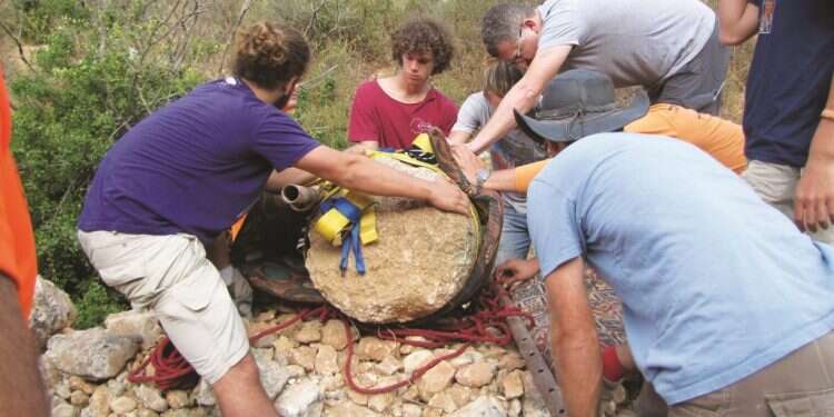 אנשי בית ספר שדה כפר עציון מחלצים את האבן. צילום: בנימין טרופר צילום: בנימין טרופר