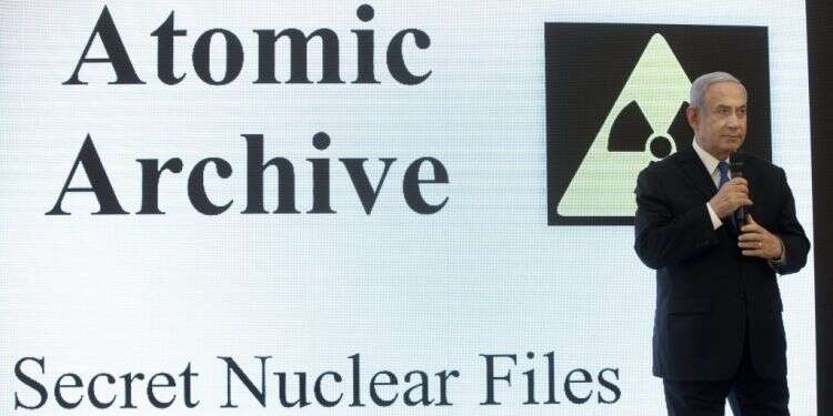 בנימין נתניהו חושף את ארכיון הגרעין האיראני. צילום: EPA צילום: EPA