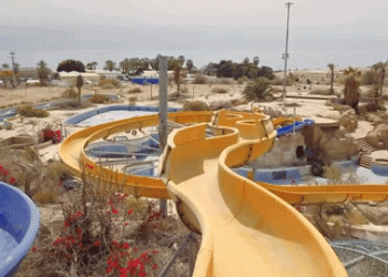 פארק המים הנטוש "אטרקציה". צילום: אריק דנינו