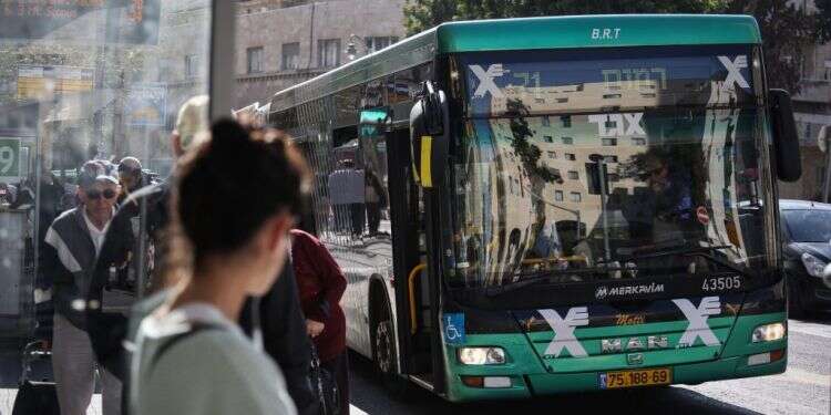 תחנת אוטובוס בירושלים. צילום: הדס פרוש/פלאש 90 תחנת אוטובוס בירושלים. צילום: הדס פרוש/פלאש 90