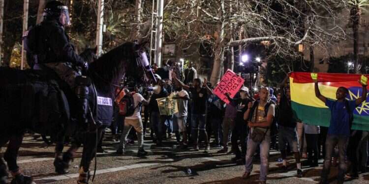 הפגנה נגד אלימות שוטרים. צילום: אבישג שאר-ישוב צילום: אבישג שאר-ישוב