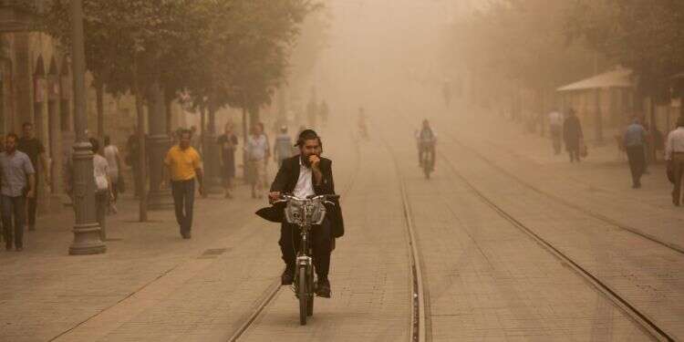 דתיים וחילונים בירושלים. צילום: יונתן זינדל, פלאש 90 צילום: יונתן זינדל, פלאש 90
