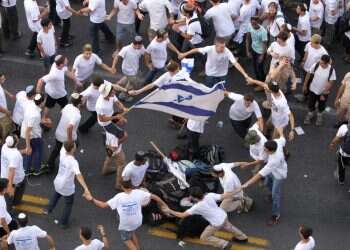 אומנות החיבור: המורה למחול של בחורי ישיבה ותלמידות ערביות מירושלים